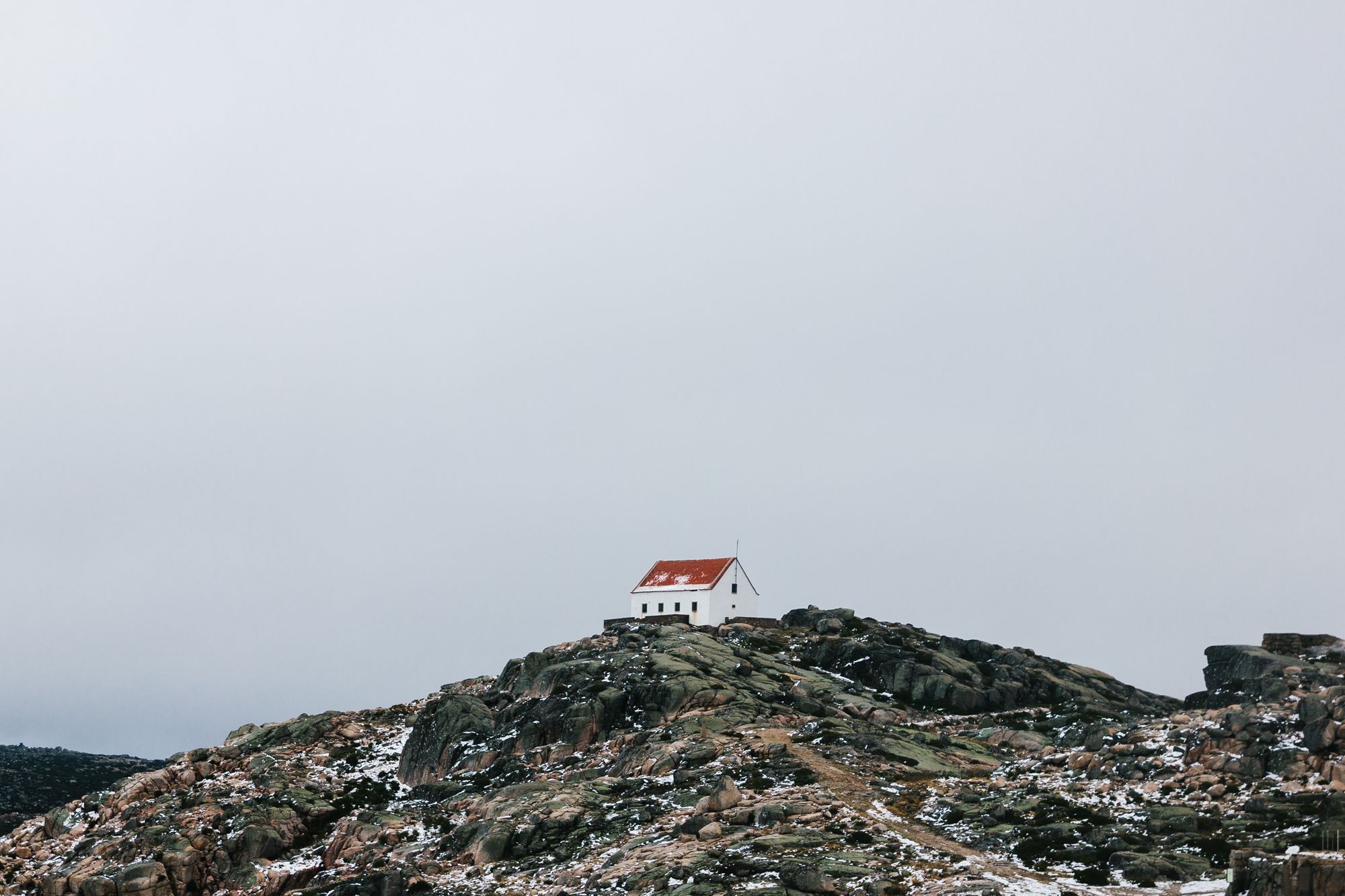 Одиноко стоящий дом на горе